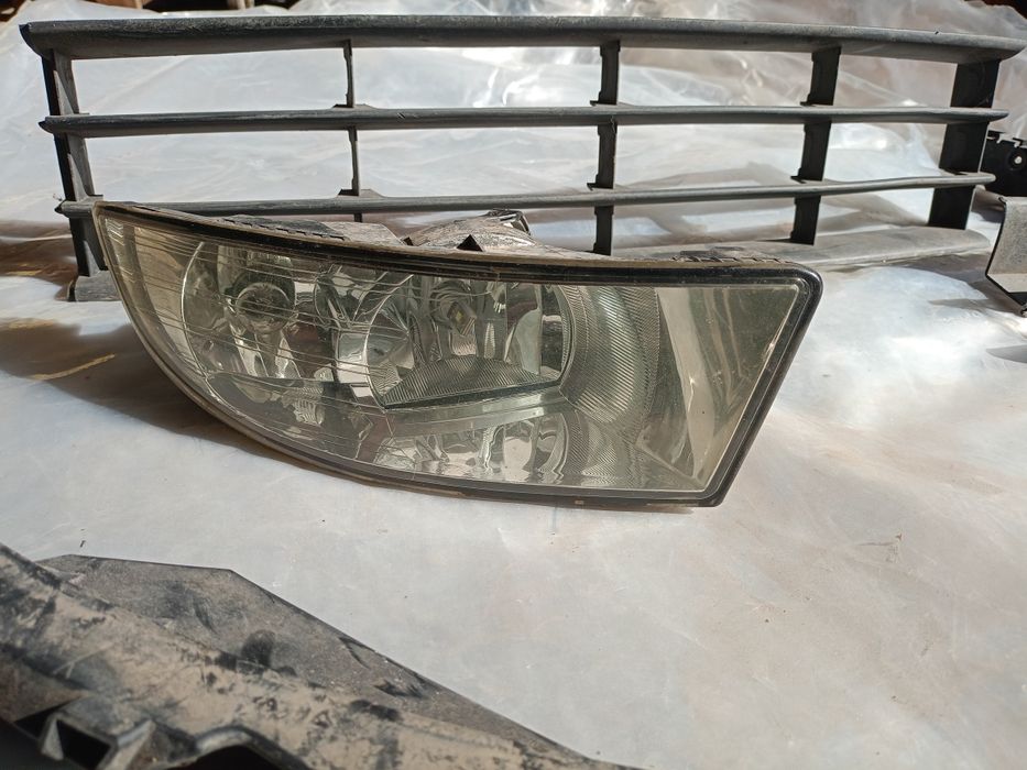 Продам противотуманку левую ,решотку,крепеж для бампера.а Шкода а5