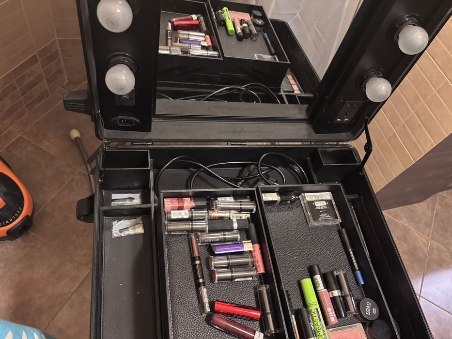 Mobilna walizka kufer kosmetyczny Karaja