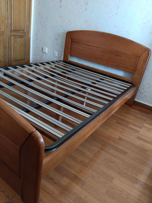 Cama de casal em madeira de pinho maciço em ótimo estado de conservação com estrado incluído. Cama com medidas para um colchão de 1,40 por 1,95