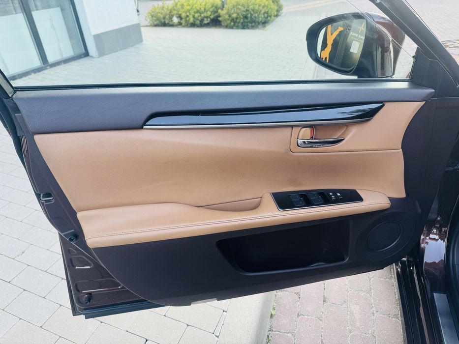 Продам Lexus ES250 2018 рік 2.5 газ/бензин АВТОМАТ після прильоту шахеда!