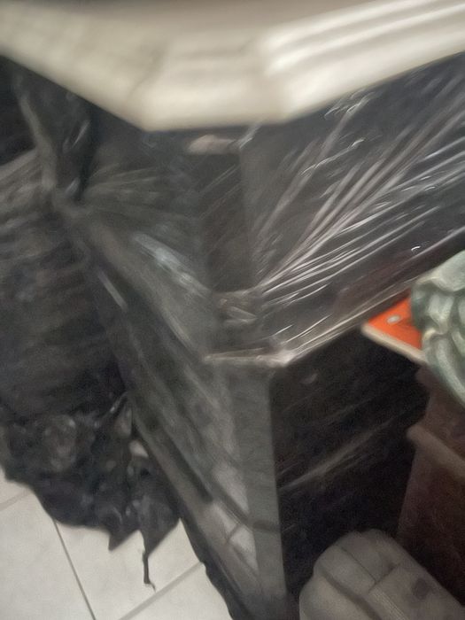 Vendo mobilia de quarto de mogno e raiz de nogueira.