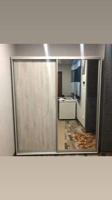 В наявності шафи купе