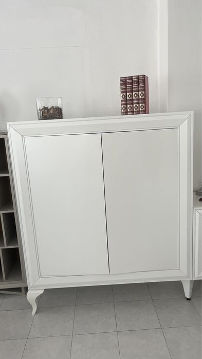 Estante lacrada de branco