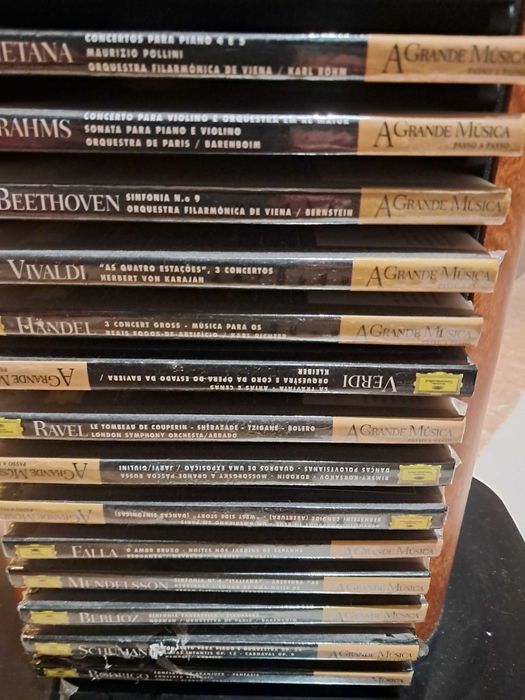 Vendo Cd's musica classica com coluna em madeira