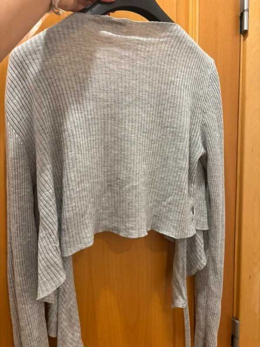 Casaco de malha cinzenta