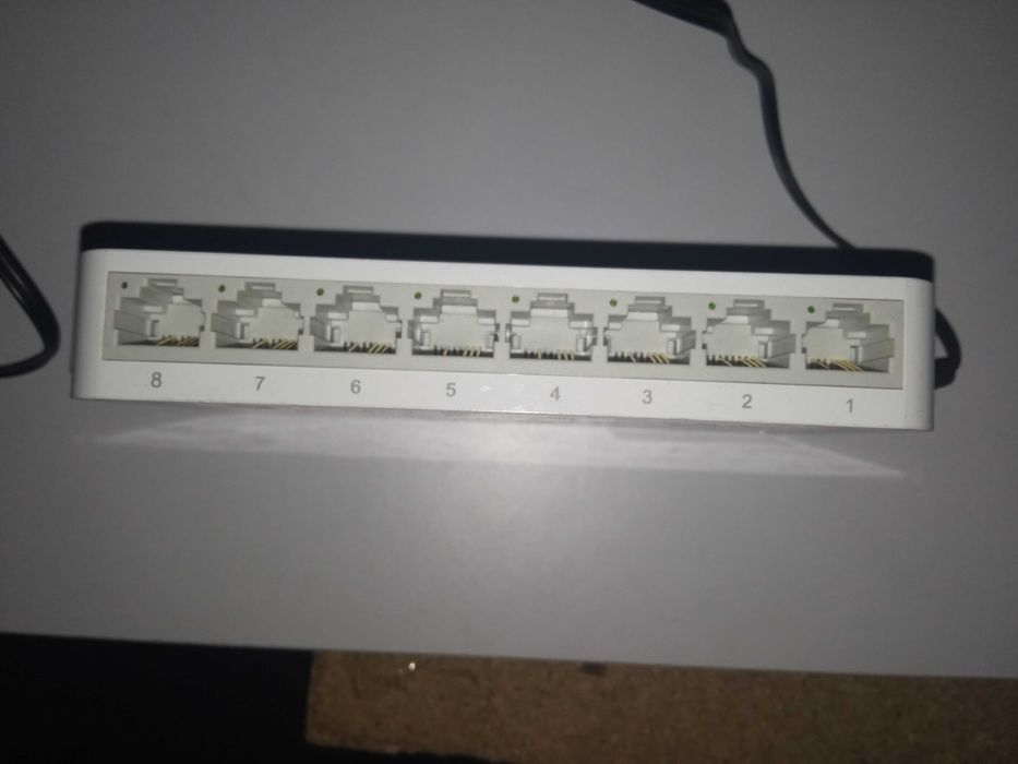 Коммутатор TP-LINK TL-SF1008D без блочка живлення