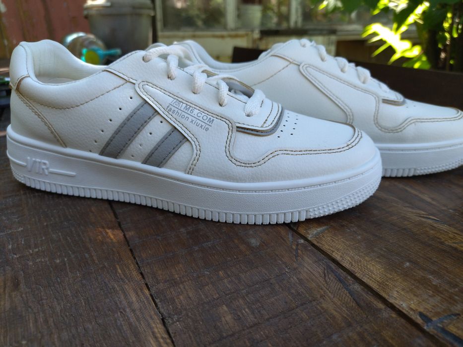 Білі кросівки/кеди (белые кроссовки/кеды)