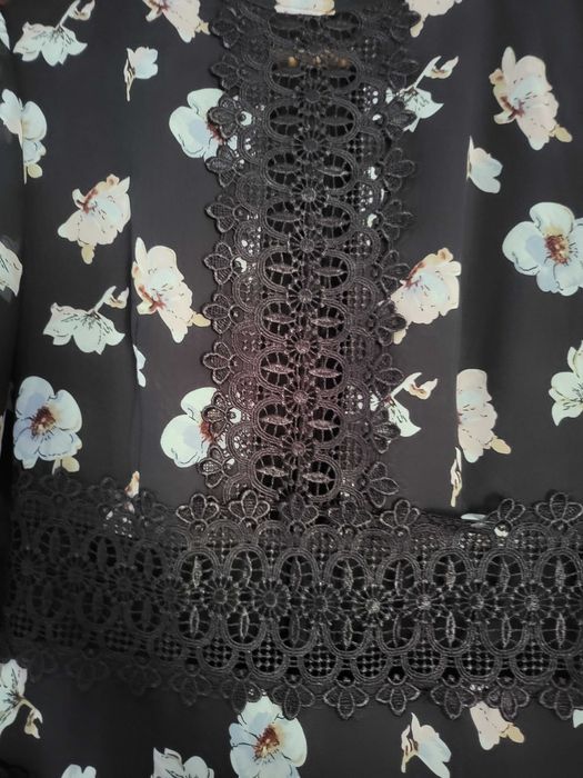 Ассиметричное шифоновое платье декорированное кружевом