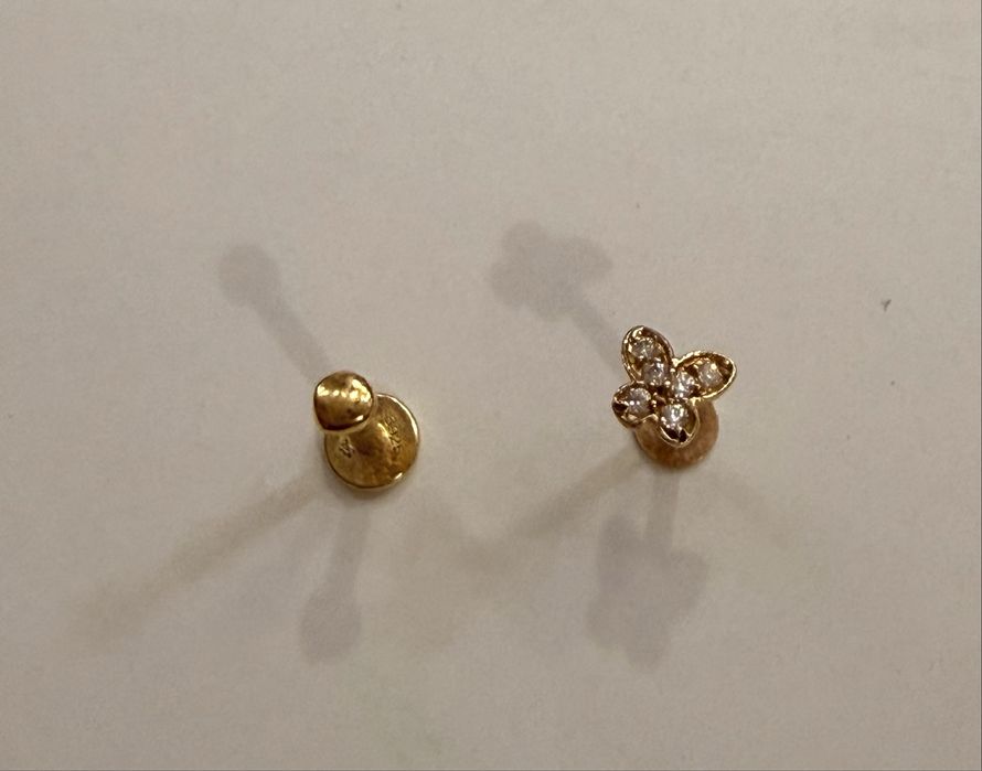 Dwa pojedyncze kolczyki złote na śrubke do ucha lub nosa