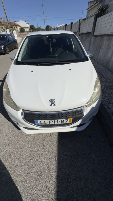 Vende-se Peugeot 208, motor 1.4 HDi (gasóleo), ano 2014, com cerca de 169.357 km.