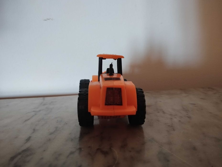Trator de brinquedo.