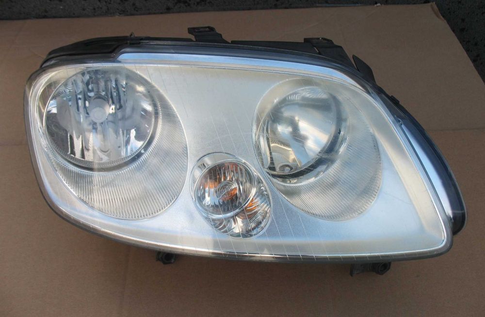 VW Caddy III Lampa Prawa przód oryginał EU