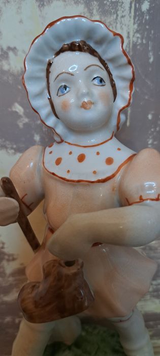 Porcelanowa figurka dziewczyna bez buta