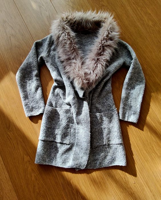 Kardigan sweter narzutka z futerkiem ciepły