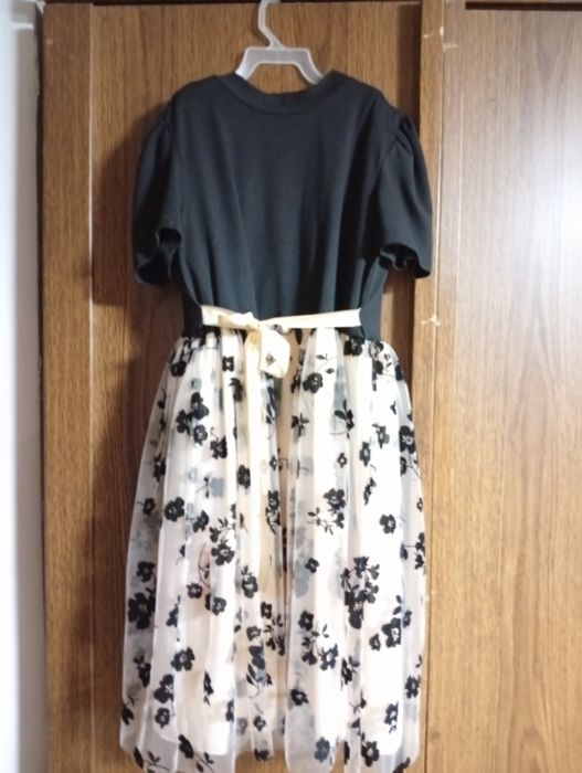 Продам плаття для дівчинки 10 -12 років