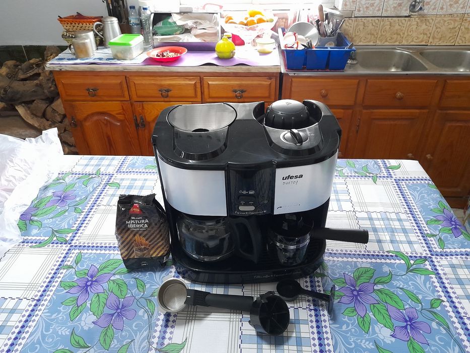Máquina de café com várias funções