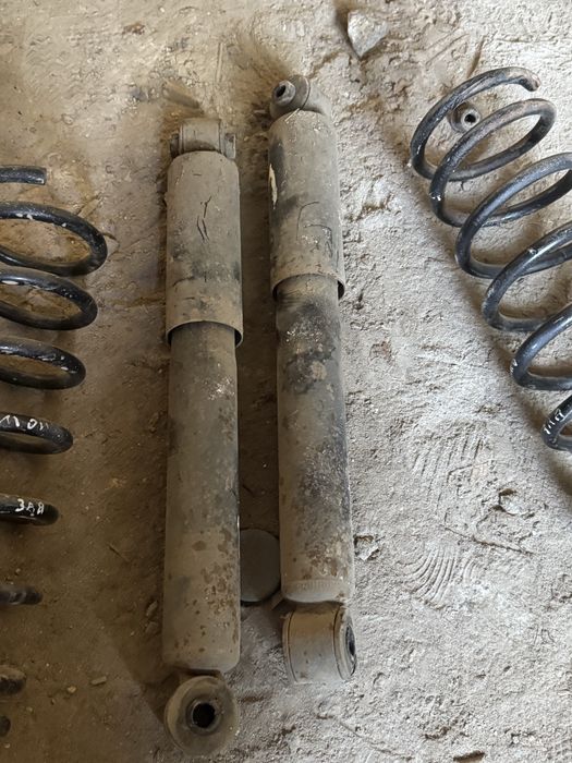 Задние  пружины двери , ford mondeo 3  запчасти