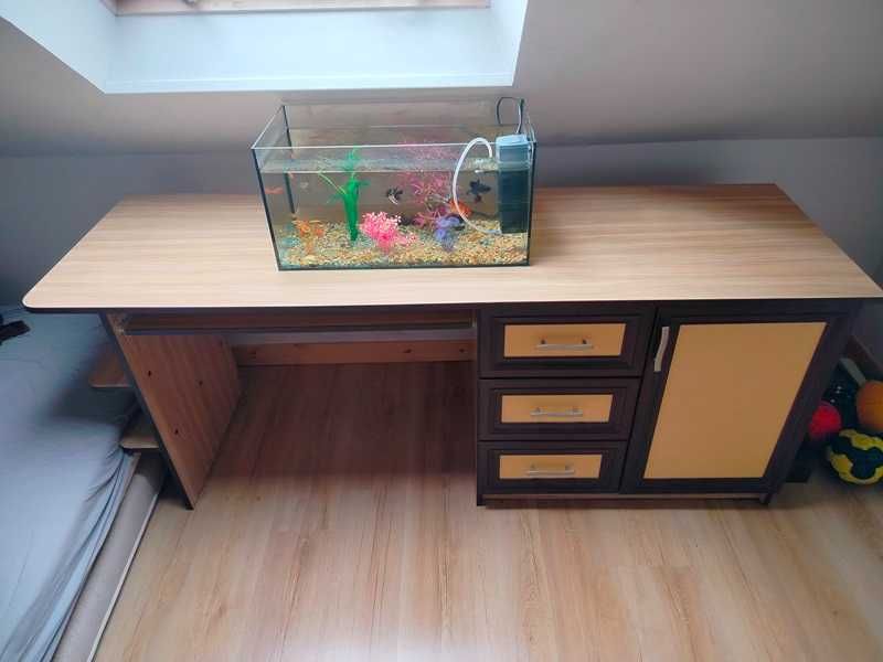 Biurko na wymiar z dużym blatem