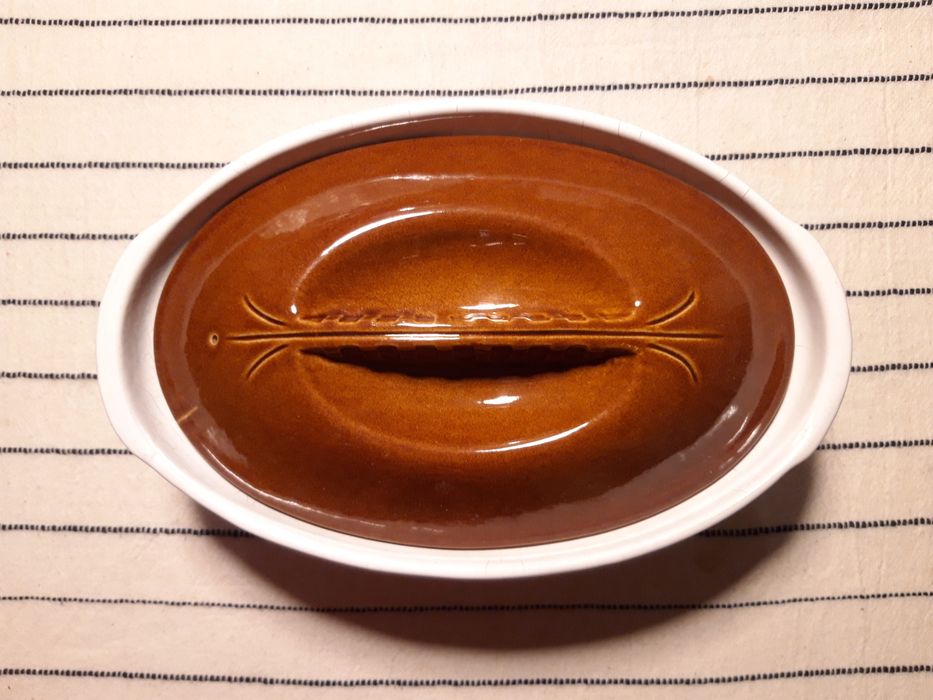Pequena terrina de louça tradicional, branca, com tampa castanha