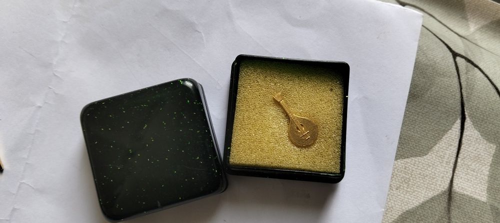 Guitarra PIN antigo dourado