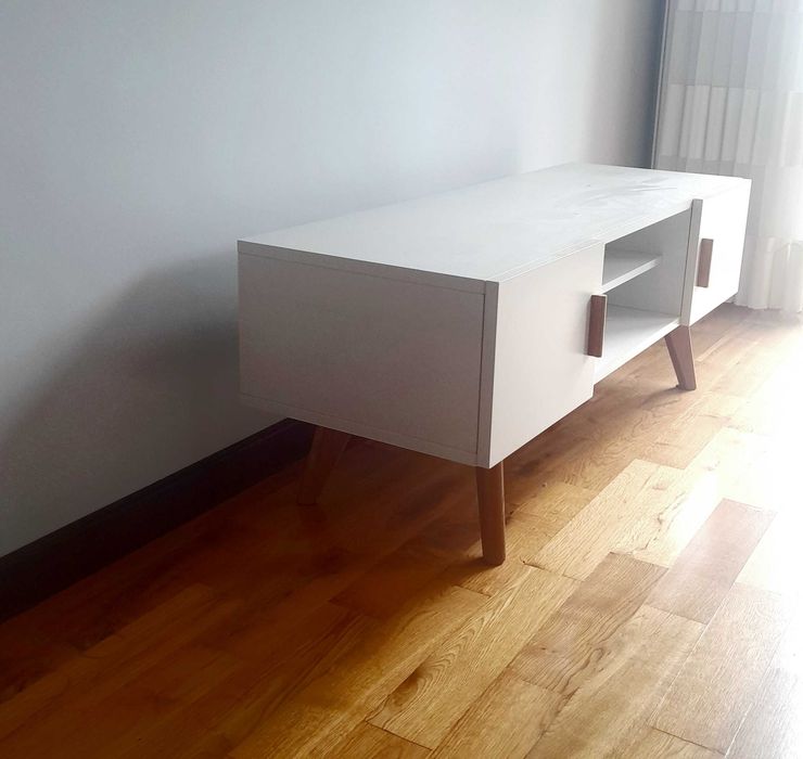 Szafka RTV z dodatkami drewna