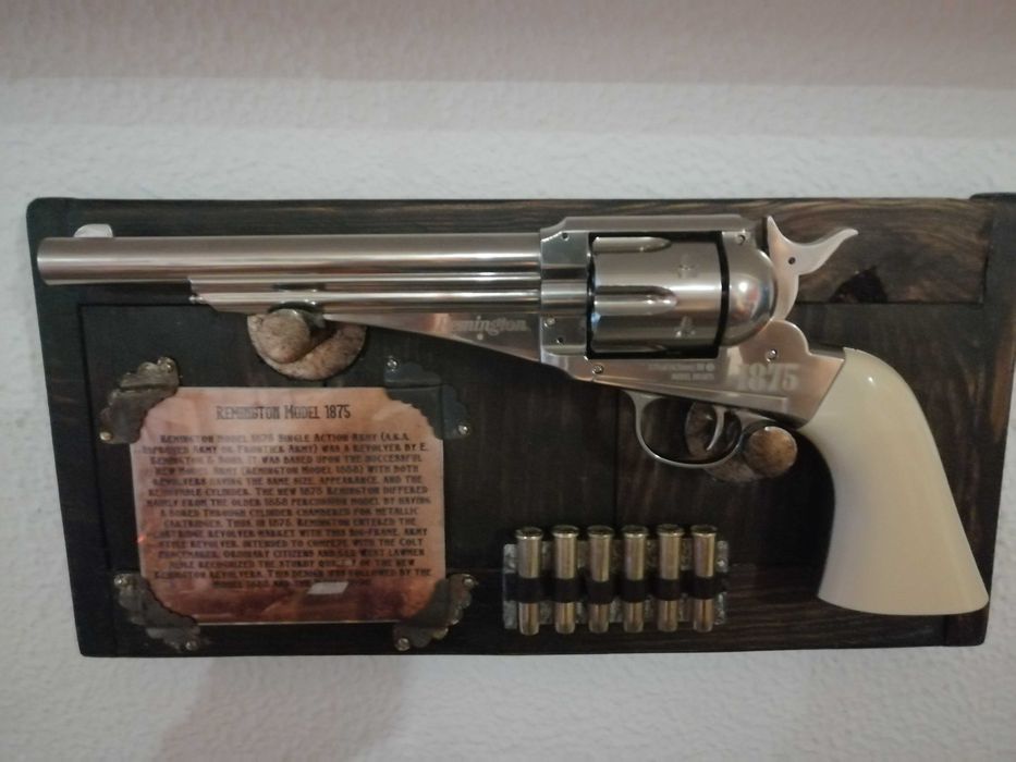 Quadro/Display para replica de revolver Remington 1875 em madeira