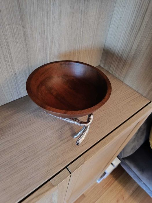 Taça decorativa em madeira e alumínio.