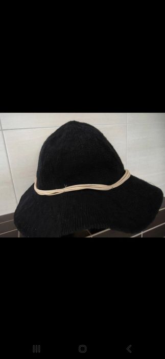 Piękny elegancki czarny kapelusz