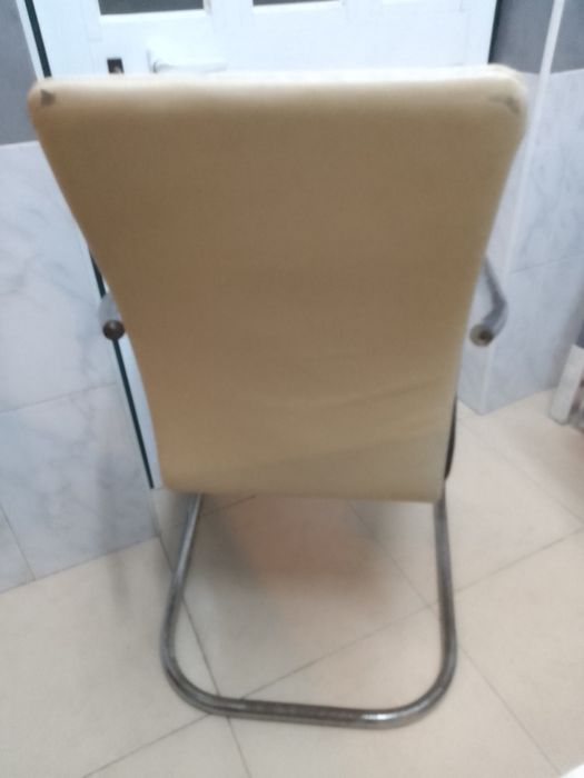 4 cadeiras confortáveis