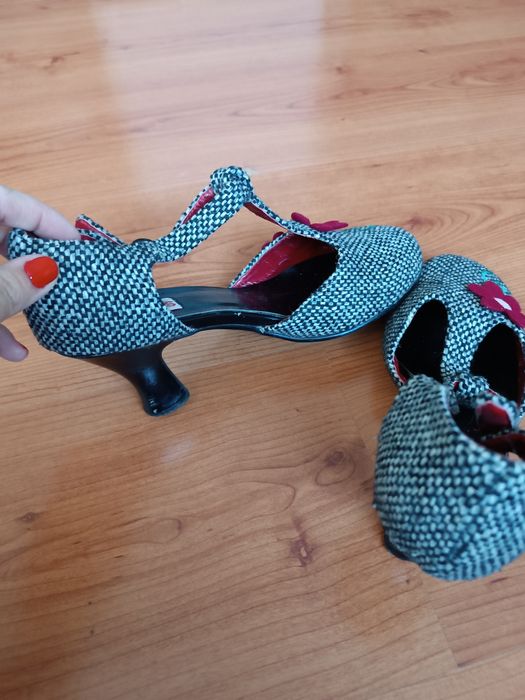 Sapatos altos de tecido com flor