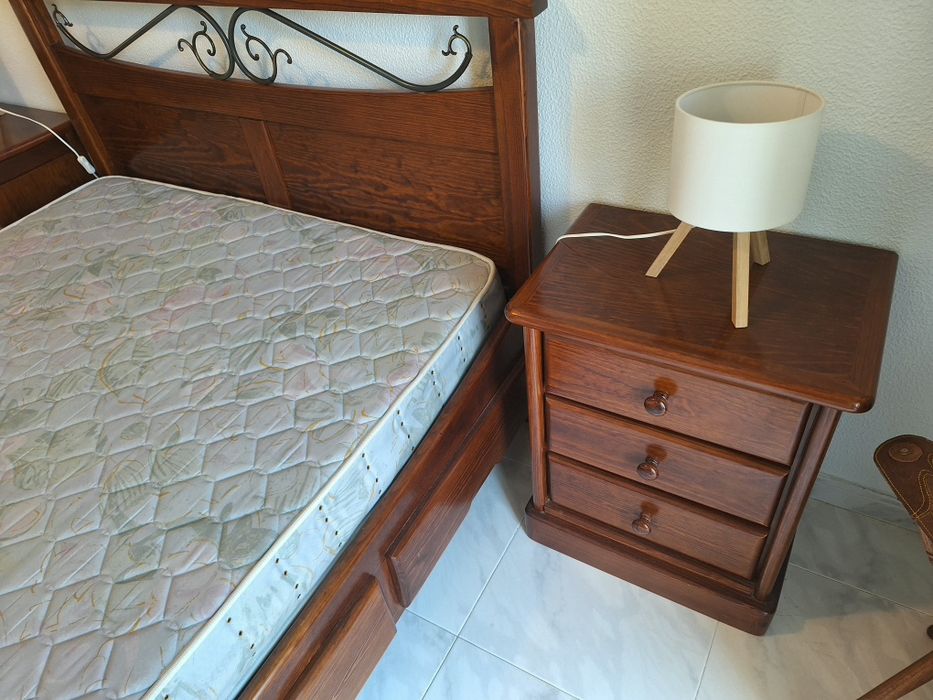 Mobilia Quarto Cama, colchao, 2 mesinhas