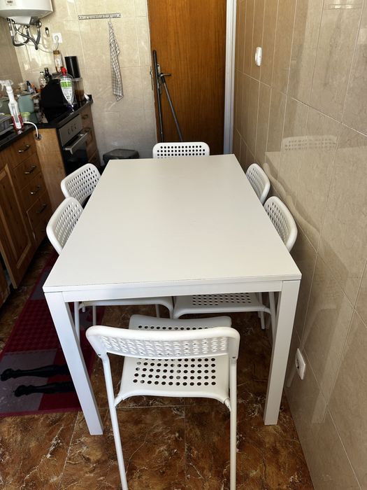 Vendo mesa ikea branca com 6 cadeiras.