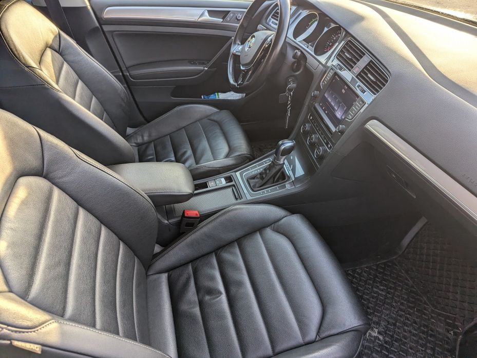 Доглянутий електромобіль E golf 24 кВ