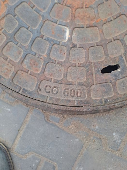 Wlaz do studzienki szamba. Ciezki.