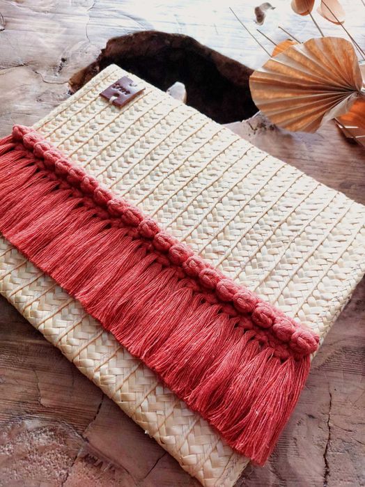 Clutch retangular em palhinha de centeio e macramé