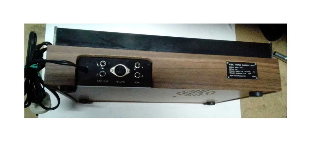 Deck de cassetes marca NEC (vintage)
