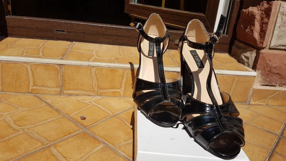 Sandały r 41 na obcasie czarne