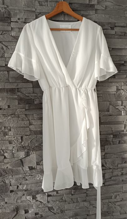 Biała piękna sukienka z falbanką