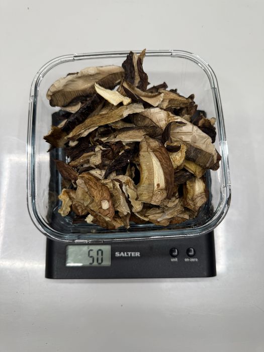 Suszone grzyby pakuje po 50 gramów glownie podgrzybki