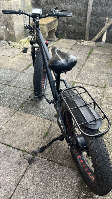 Bicicleta elétrica, se encontra em bom estado, alguns arranjos a fazer, sem bateria.