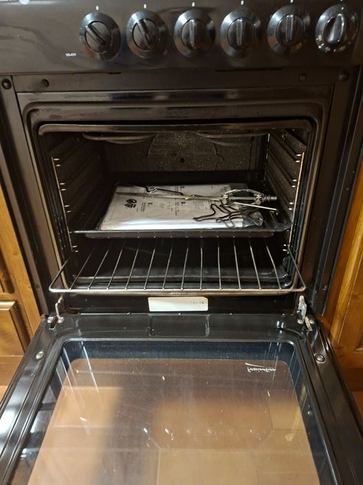 Fogão com placa de gás e forno