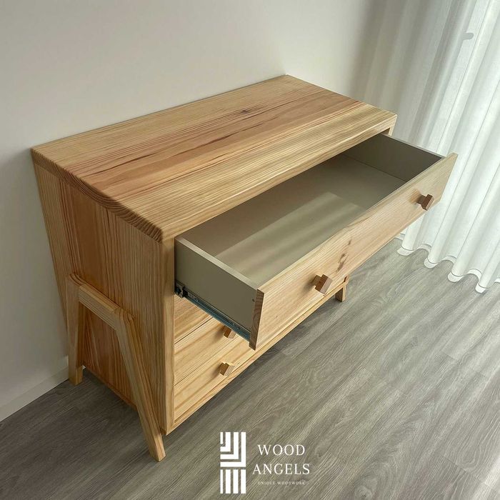 Cómoda em madeira maciça