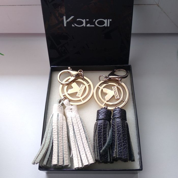 Kazar zestaw brelok,breloczek 2szt złote, skòra naturalna