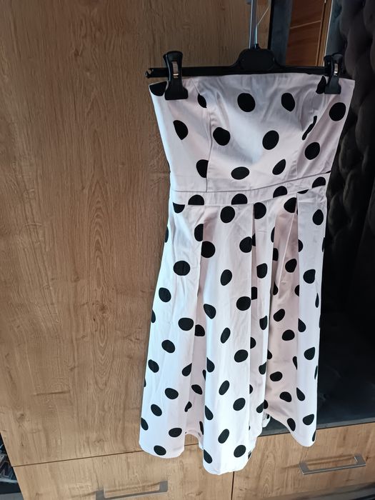 Sukienka w grochy firmy mohito