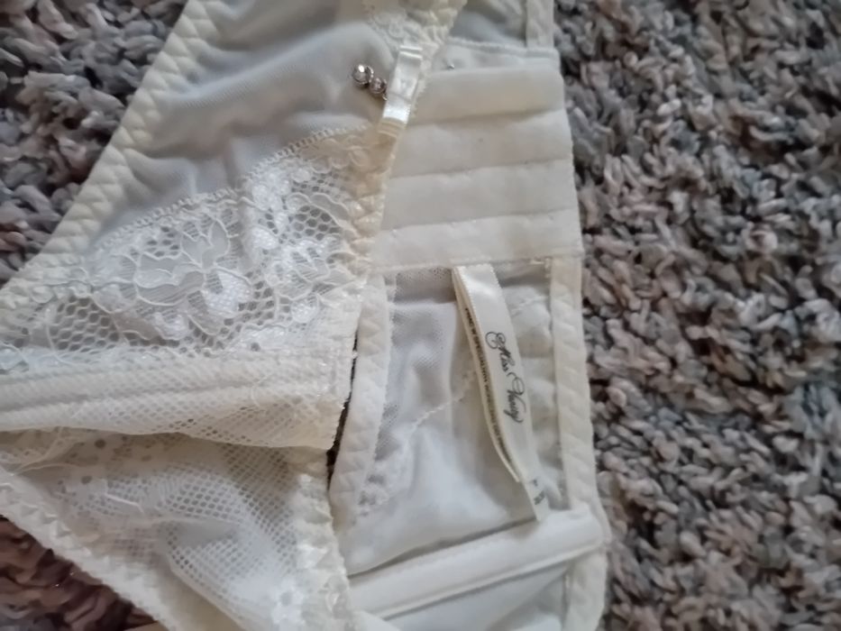 Miss Venity śliczny pas do pończoch