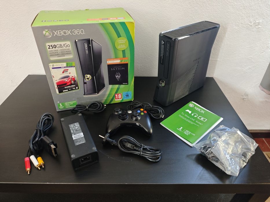 XBOX 360 (Com Caixa e Acessórios)