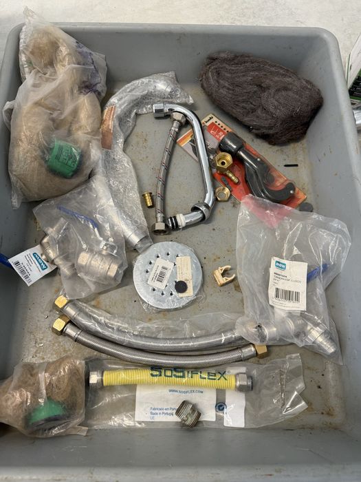 Varios materiais de canalização