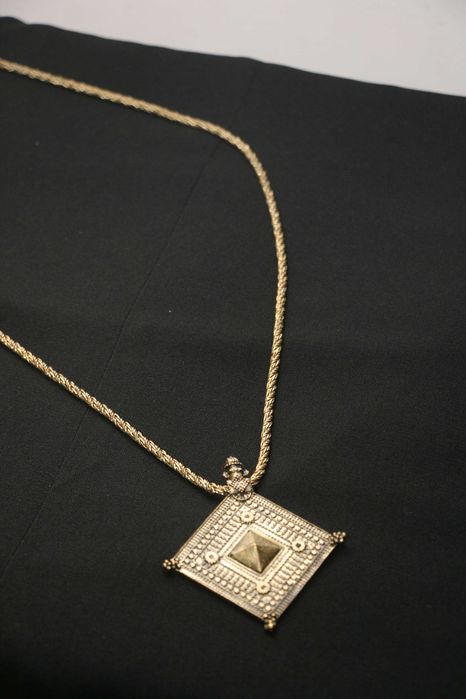 Colar da Marca Pedra Dura NOVO