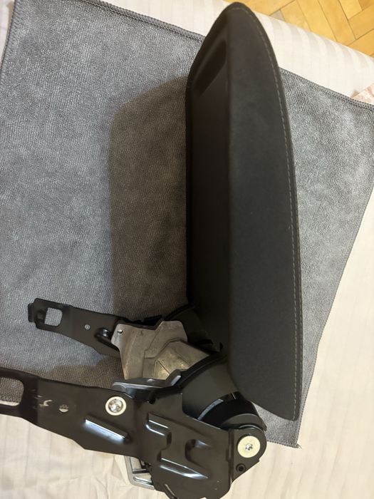 Підлокітник центральний Passat b8