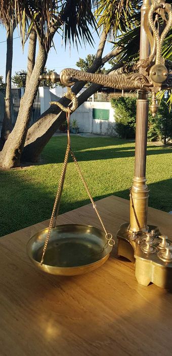 Balança antiga de pratos